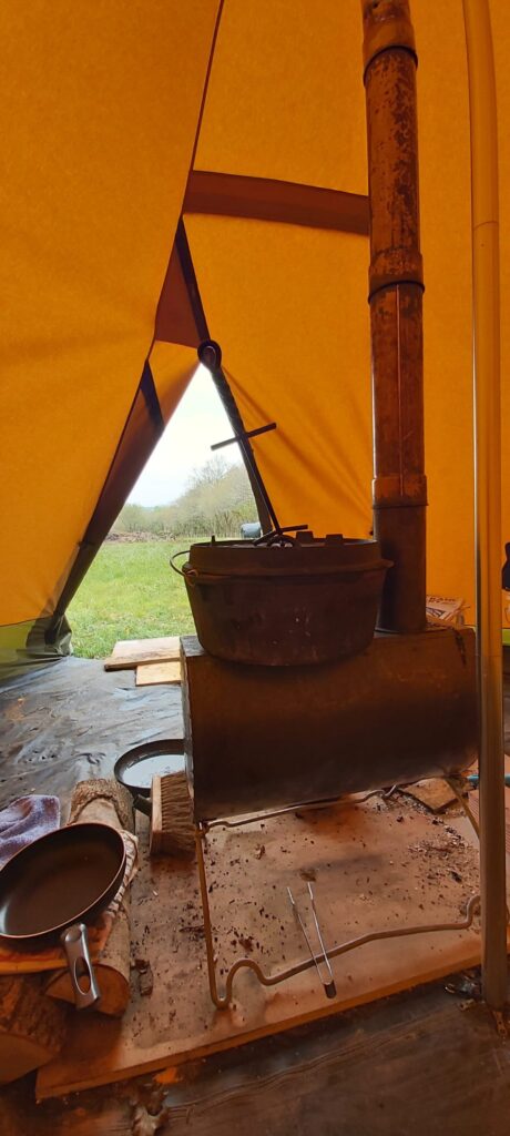 Tentipi wood burning stove in my tipi - cooking Halloumi burger - camp cooking in a dutch oven